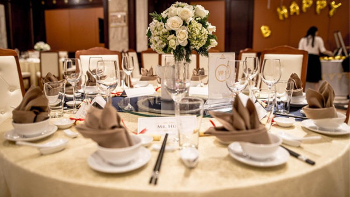 setup bàn ăn nhà hàng